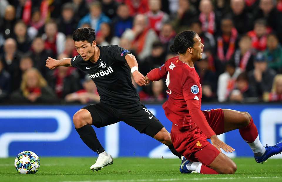 Hwang Hee-chan hạ gục cả Van Dijk - Ảnh: Getty Liverpool vs Salzburg, kết quả Liverpool vs Salzburg, sao hàn quốc, sao trẻ hàn quốc, hung thần Việt Nam