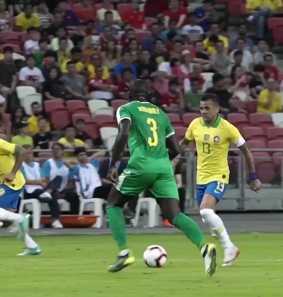 Alves khiến Koulibaly bẽ mặt - Ảnh: Cắt từ clip Brazil 1-1 Senegal,vòng loại world cup, VL World Cup 2022, mục tiêu MU, chuyển nhượng MU, MU, Man Utd