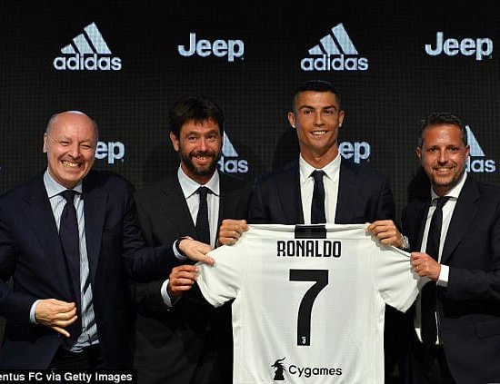 Ronaldo giúp Juventus kiếm bộn tiền nhờ bán áo đấu - Ảnh: Getty Images Ronaldo, Juventus, CR7, Ronaldo danh hiệu, 10 đội bóng bán áo nhiều nhất, Serie A