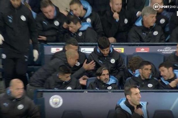 Pep lên tận nơi để 'sấy tóc' John Stones - Ảnh: Daily Star Man City vs Atalanta, kết quả Man City vs Atalanta, champions league, sao man city chấn thương, Rodri chấn thương