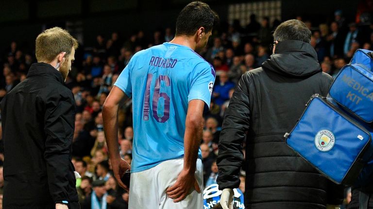 Rodri rời sân với biểu hiện của 1 chấn thương gân khoeo - Ảnh: Sky Sports Man City vs Atalanta, kết quả Man City vs Atalanta, champions league, sao man city chấn thương, Rodri chấn thương