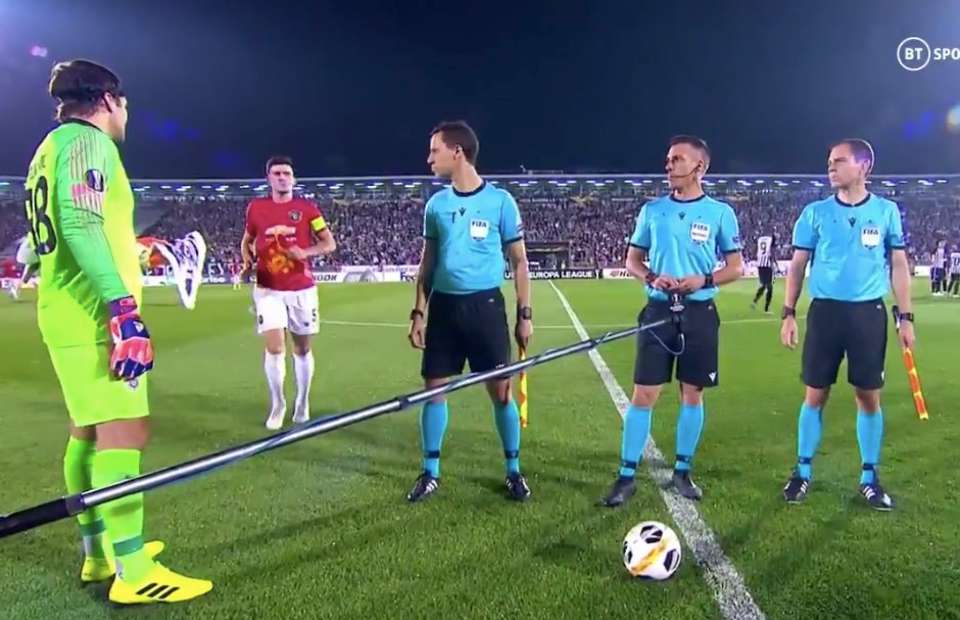Maguire khiến trọng tài và đội trưởng đội bạn phải đợi - Ảnh: Giveme Sport manchester united, harry maguire, Partizan vs MU, europa league