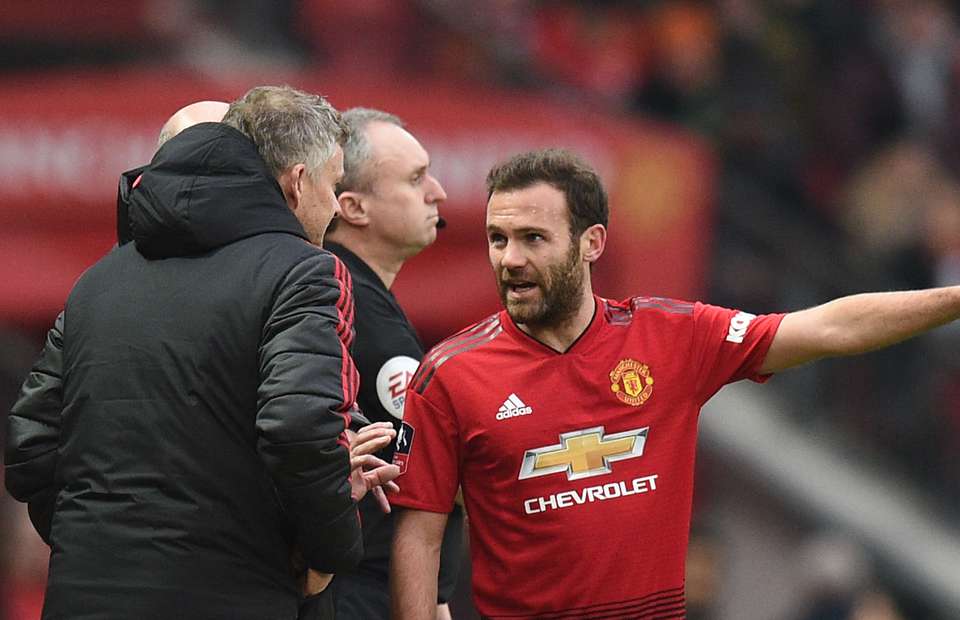 HLV Solskjaer lựa chọn Mata cho quả pen tiếp theo - Ảnh: Givemesport Norwich vs MU, kết quả Norwich vs MU, MU hỏng pen, MU lập kỉ lục, MU ghi 2000 bàn thắng, MU chọn người đá pen, Man Utd, Ngoại hạng Anh