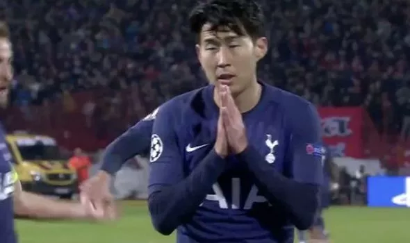 Son Heung-min tỏ ý xin lỗi trước camera sau khi ghi bàn - Ảnh: Express.uk Son Heung-min, Son Heung-min phạm lỗi, chấn thương của Andre Gomes, Andre Gomes, sao đỏ Belgrade vs Tottenham, Champions League
