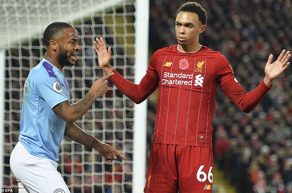 Arnold không chối cãi việc bóng chạm tay, nhưng trước đó B.Silva đã tác động lên nó - Ảnh: Getty Liverpool vs Man City, kết quả Liverpool vs Man City, Arnold chạm tay, VAR, Liverpool, Man City, Arnold nói