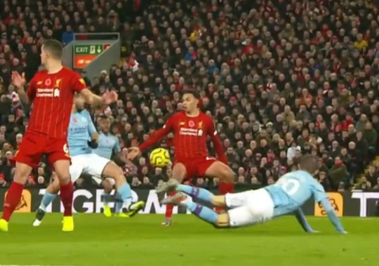 Các chuyên gia cho rằng bóng đã chạm Silva trước khi tìm đến cánh tay bị động của Arnold - Ảnh: Sky Sports Liverpool vs Man City, kết quả Liverpool vs Man City, Arnold chạm tay, VAR, kết quả ngoại hạng anh, liverpool, man city