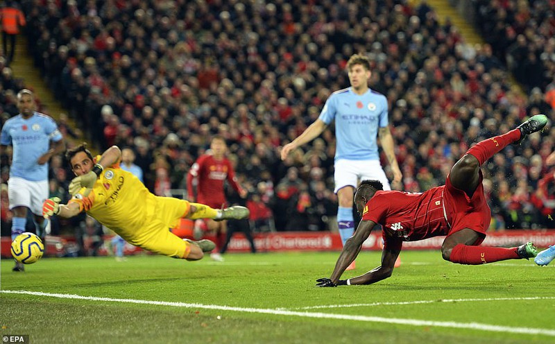 Quả tạt hoàn hảo để Mane lập công - Ảnh: Getty Liverpool vs Man City, trực tiếp Liverpool vs Man City, VAR, bóng chạm tay Arnold,