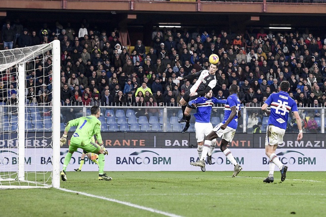 Ronaldo và cú bật nhảy khiến cả thế giới sửng sốt - Ảnh: Getty Ronaldo, CR7, Juventus, Serie A, cựu sao MU, MU, Man Utd, bí quyết tập luyện của Ronaldo, Ronaldo bật nhảy, Ronaldo lập hattrick