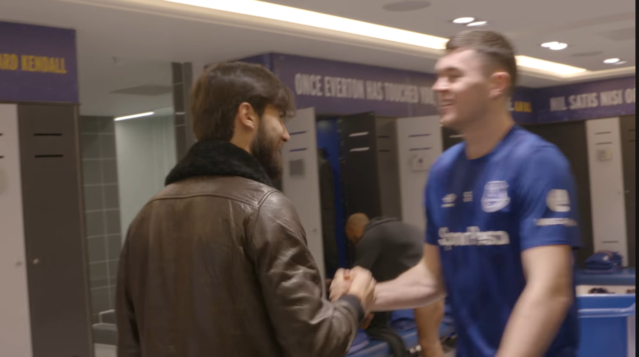 Đồng đội vui mừng chào đón sự trở lại của Gomes - Ảnh: Premier League Andre Gomes, Andre Gomes gãy chân, Son Heung-min làm gãy chân Gomes, Son Heung-min, Sao Everton, Sao Everton chấn thương