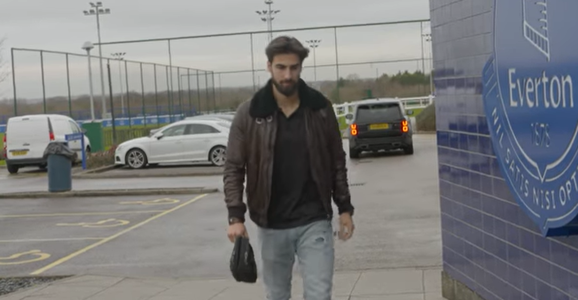 Gomes xuất hiện tại đại bản doanh Everton - Ảnh: Premier League Andre Gomes, Andre Gomes gãy chân, Son Heung-min làm gãy chân Gomes, Son Heung-min, Sao Everton, Sao Everton chấn thương