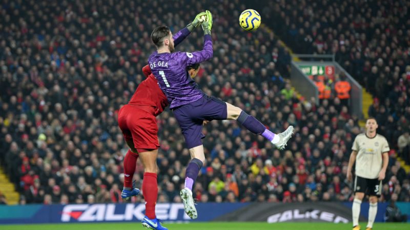 Tình huống Van Dijk va chạm với De Gea - Ảnh: Dailymail Liverpool vs MU, MU nhận án phạt, chuyển nhượng MU, MU, Man Utd, kết quả Liverpool vs MU, lịch thi đấu Ngoại hạng Anh