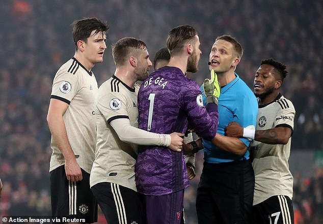 De Gea không giấu nổi sự tức giận sau tình huống bị phạm lỗi - Ảnh: Dailymail Liverpool vs MU, MU nhận án phạt, chuyển nhượng MU, MU, Man Utd, kết quả Liverpool vs MU, lịch thi đấu Ngoại hạng Anh