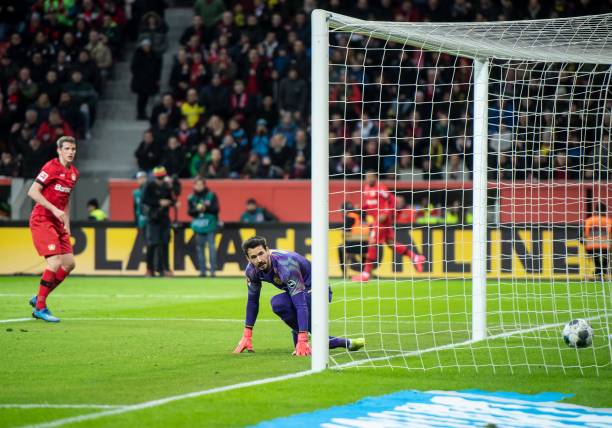 Cú đánh đầu định mệnh của Lars Bender - Ảnh: Getty Kết quả Bayer Leverkusen vs Dortmund, Leverkusen vs Dortmund, trực tiếp Bundesliga, highlight Leverkusen vs Dortmund