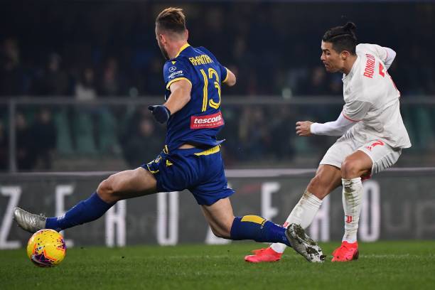 Bàn thắng vào lưới Verona là bàn thứ 10 liên tiếp của Ronaldo - Ảnh: Getty Ronaldo, ronaldo lập kỷ lục, Serie A, kết quả Verona vs Juventus , Verona 2-1 Juventus, kết quả Serie A