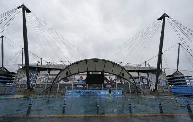 Sân Etihad chịu ảnh hưởng lớn do bão Ciara - Ảnh: Mirror Man City vs West Ham, Man City vs West Ham bị hoãn, lịch đá lại Man City vs West Ham, lịch đá bù Man City vs West Ham, lịch thi đấu Man City