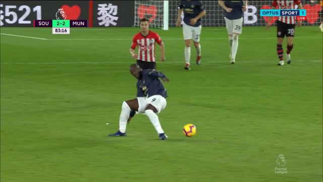 Thời ở MU, Lukaku thường bị chế giễu với những pha đỡ hỏng - Ảnh: Screenshot kết quả Inter Milan vs AC Milan, cựu sao MU, Lukaku, Ibrahimovic, Inter Milan 4-2 AC Milan