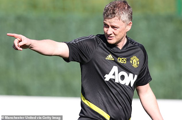 HLV Solskjaer ấn tượng với sự thông minh của Bruno Fernandes - Ảnh: Dailymail MU, Man Utd, Bruno Fernandes, tân binh MU, Solskjaer, Ighalo, tân binh tới từ Trung Quốc, corona, MU tập huấn, MU vs Chelsea