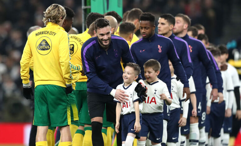 Ra sân cùng các cầu thủ là nét văn hóa đẹp trong bóng đá - Ảnh: Telegraph Ngoại hạng Anh, premier league, mascot, MU, Man Utd