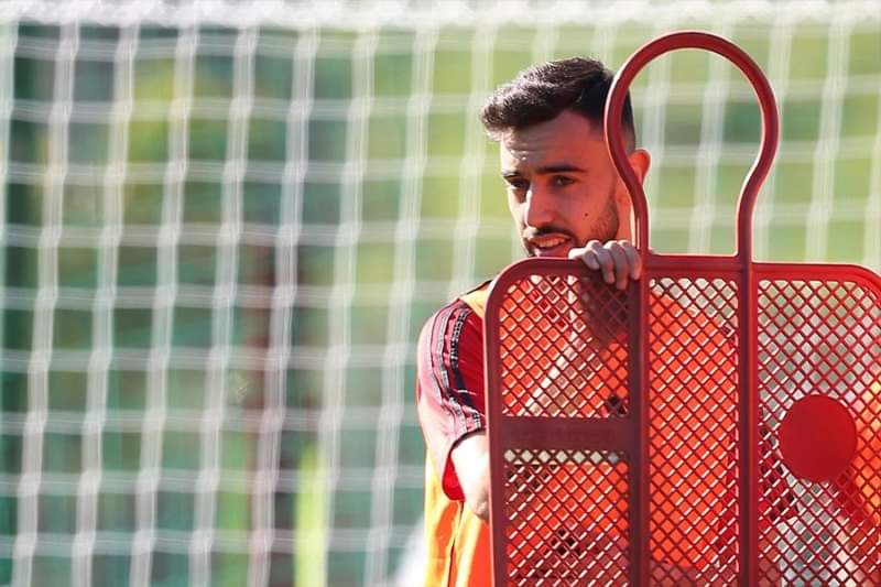 Bruno Fernandes quá hăng say tập luyện - Ảnh: Daily Mail MU, Man Utd, Bruno Fernandes, tân binh MU, Solskjaer, Ighalo, tân binh tới từ Trung Quốc, corona, MU tập huấn, MU vs Chelsea