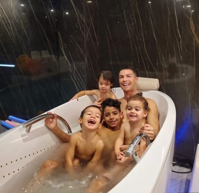 Ronaldo tắm cùng các con - Ảnh: Internet Ronaldo, covid-19