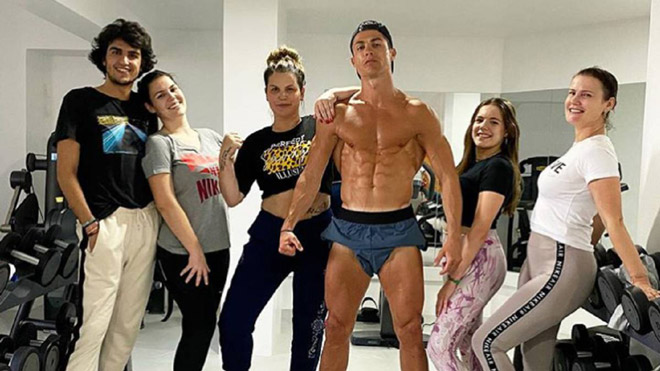 Tập gym cùng gia đình - Ảnh: Internet Ronaldo, covid-19