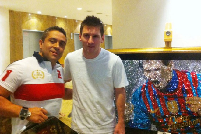 Bức tranh Mr Bling tặng Messi năm 2013 - Ảnh: Internet Ronaldo, Messi
