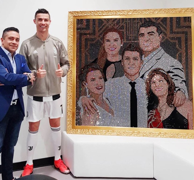 CR7 đặt thêm 1 bức tranh về gia đình - Ảnh: Internet Ronaldo, Messi
