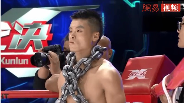 Gu Hui xuất hiện 'ngầu' với xích sắt 100kg - Ảnh: Báo Trung Quốc video mma, video kickboxing, video võ thuật hay