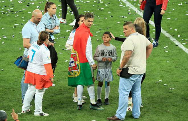 Ronaldo cùng 2 'thần hộ vệ' tại trận chung kết C1 2017/2018 ở Kiev - Ảnh: Internet Ronaldo, Messi, MMA, boxing