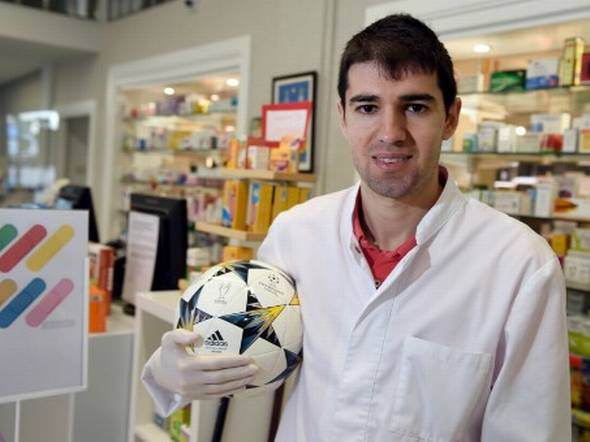 Dovale tham gia chống dịch với vai trò 1 dược sĩ - Ảnh: Internet Covid-19, Barca, MLS