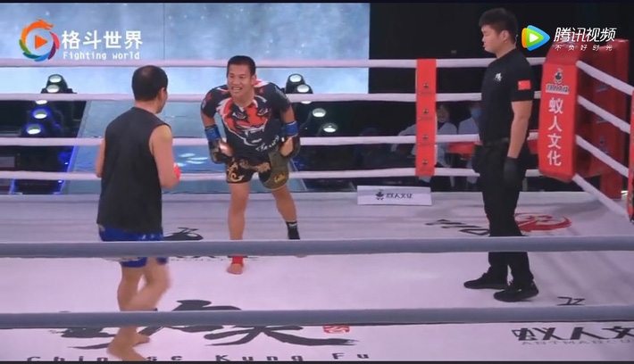 1 võ sĩ đã liên tục thực hiện hành vi cợt nhả trong trận đấu - Ảnh: Video video võ thuật, video mma, video kickboxing