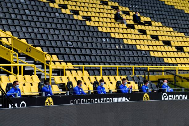 Băng ghế dự bị kiểu 'giãn cách' của Schalke 04 - Ảnh: Getty Images Bundesliga, vòng 26 Bundesliga, kết quả Dortmund vs Schalke, kết quả Union Berlin vs Bayern Munich, Haaland