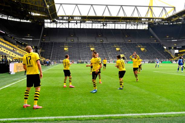 Haaland và các đồng đội ăn mừng kiểu 'giãn cách' - Ảnh: Getty Images Bundesliga, vòng 26 Bundesliga, kết quả Dortmund vs Schalke, kết quả Union Berlin vs Bayern Munich, Haaland