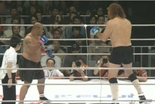 Giant Silva có chiều cao của người khổng lồ, nhưng về trình chỉ là 'tí hon' trong giới MMA - Ảnh: Internet video mma, video võ thuật, video boxing