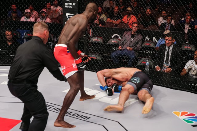 Sadibou Sy đã cho đối thủ thấy 'địa ngục' thật sự - Ảnh: Internet video mma, video võ thuật, video boxing