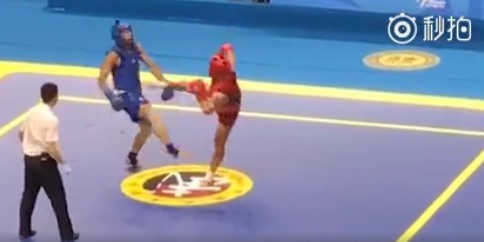 Xu Jiaheng (giáp đỏ) tung cú đá trứ danh hạ đối thủ trong 2s - Ảnh: Screenshot video mma, video võ thuật, video boxing, võ sĩ Trung Quốc