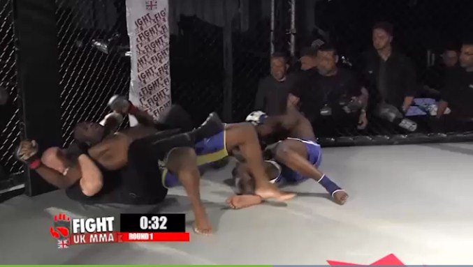 Trọng tài Roberts đích thân xủ lý tay đấm 'điên' Frederick - Ảnh: Screenshott video mma, video võ thuật, video boxing