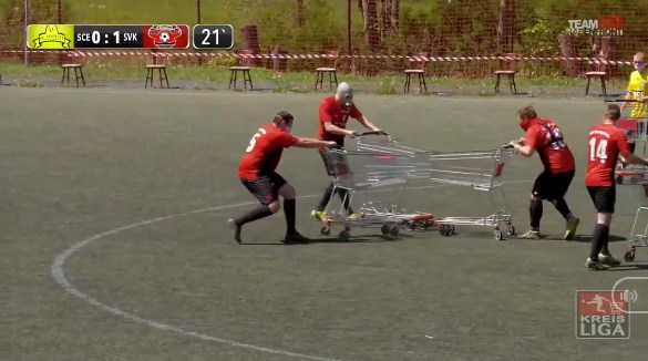 Màn ăn mừng thú vị với những chiếc xe đẩy siêu thị - Ảnh: Screenshot Bundesliga, xe đẩy siêu thị, đội bóng mang xe đẩy siêu thị vào sân