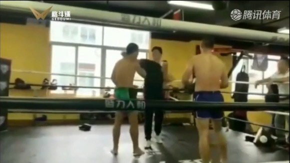 Màn đánh lén của võ sĩ Trung Quốc (áo đen) - Ảnh: Screenshot võ sĩ Trung Quốc, võ thuật Trung Quốc, MMA, UFC, Kickboxing, Thái cực quyền
