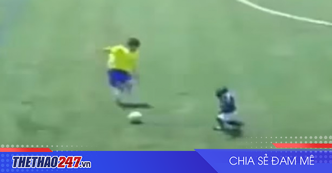 VIDEO: Chú khỉ đi bóng 'cực ngầu' qua luôn 2 cầu thủ