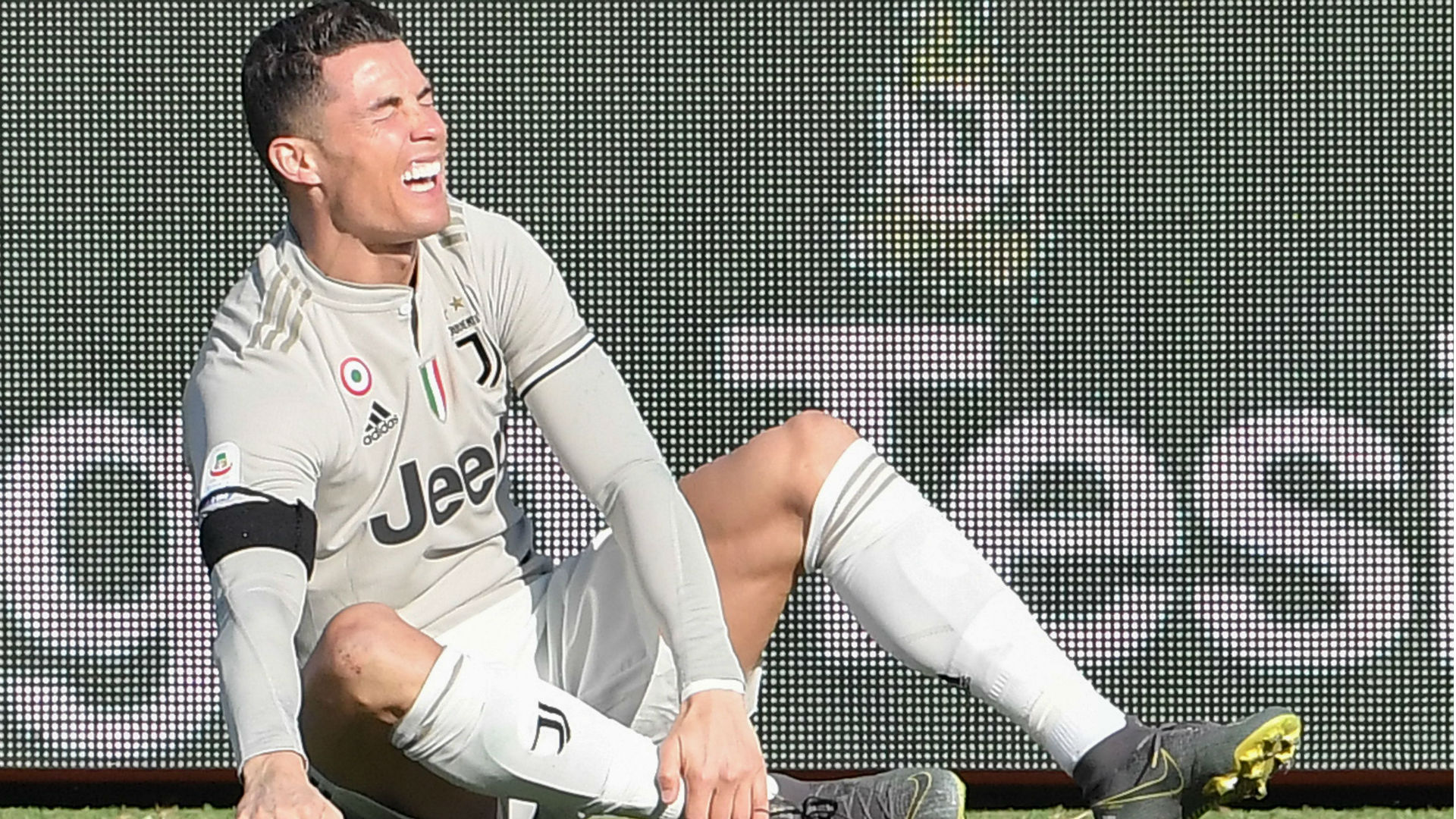Ronaldo gặp chấn thương trong trận gặp Bologna napoli vs juventus, juventus, serie a, ronaldo