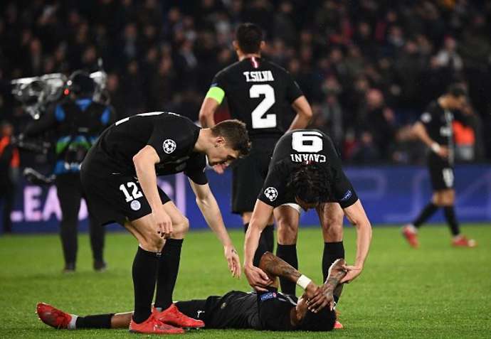 Cầu thủ PSG gục xuống sân sau thất bại trước MU vòng 1/8 champions League, psg vs mu, psg, penalty psg vs mu, var psg vs mu, psg, balotelli, mu