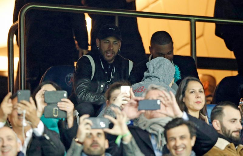 Bố con nhà Neymar cũng ngồi khu vực khán đài gần đó vòng 1/8 champions league, vòng 1/8 c1, psg vs mu, neymar văng tục, neymar, cantona