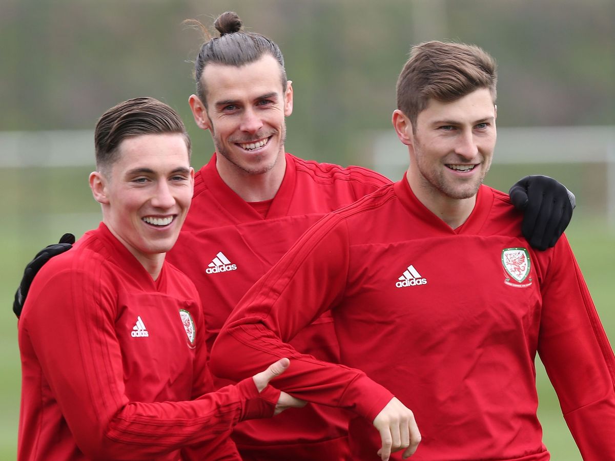 Bale bên cạnh đồng đội tại ĐT xứ Wales chuyển nhượng mu, chuyển nhượng real, mu, real, real madrid, bale, đt xứ wales