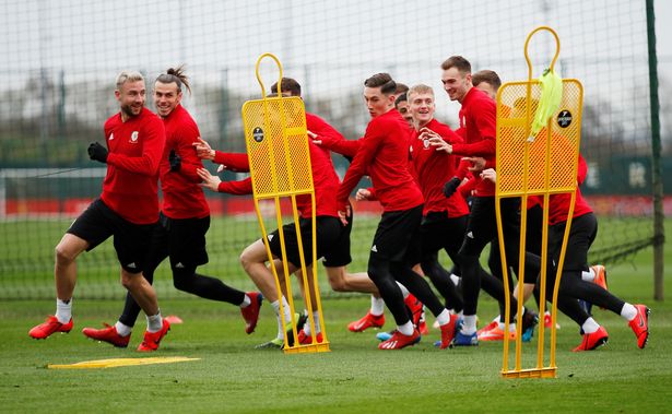 Bale hào hứng trên sân tập cùng các đồng đội tại ĐT xứ Wales chuyển nhượng mu, chuyển nhượng real, mu, real, real madrid, bale, đt xứ wales