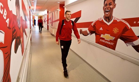 Bale bên cạnh bức ảnh Rashford trong đường hầm ra sân tập của MU chuyển nhượng mu, chuyển nhượng real, mu, real, real madrid, bale, đt xứ wales