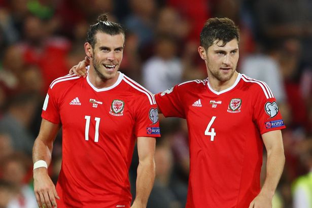 Bale và Davies là đồng đội tại ĐT xứ Wales Tin chuyển nhượng , chuyển nhượng MU, chuyển nhượng arsenal, chuyển nhượng Real, chuyển nhượng barca, chuyển nhượng Liverpool, chuyển nhượng chelsea, chuyển nhượng hôm nay, chuyển nhượng 24/3, chuyển nhượng sáng 24/3