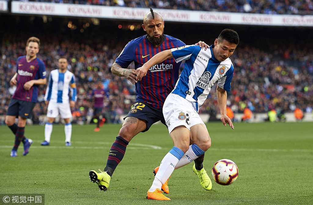 Wu Lei tranh chấp với Arturo Vidal bên phía Barcelona barca, barcelona, messi, wu lei, la liga, bóng đá tây ban nha, ronalo trung quốc, cđv trung quốc