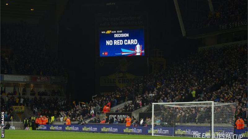 VAR hiển thị kết quả trong trận tứ kết FA Cup giữa Wolves và MU var, fa cup, mu, man utd, mc, swansea, tứ kết fa cup
