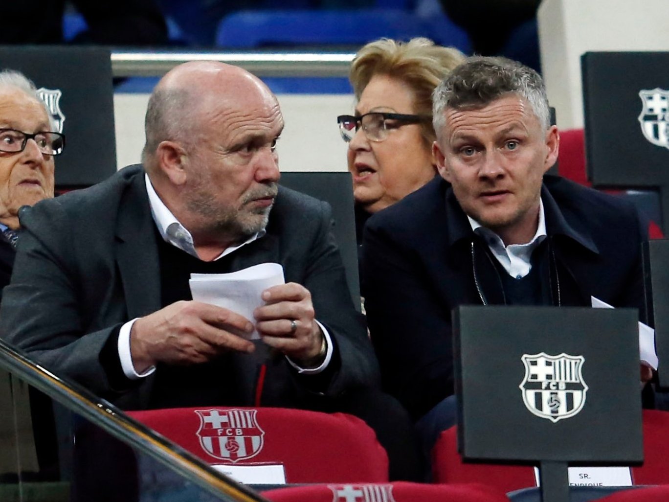 HLV Solskjaer và trợ lý dự khán trận đấu của Barcelona vào cuối tuần trước vòng tứ kết c1, tứ kết c1, tứ kết champions league, mu vs barca, mu vs barcelona, mu, barca, barcelona